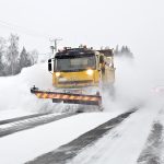 Lumikinokset risteyksissä estävät näkyvyyden – Sopiva nopeus ja turvavälit tärkeimmät keinot lumisessa liikenteessä