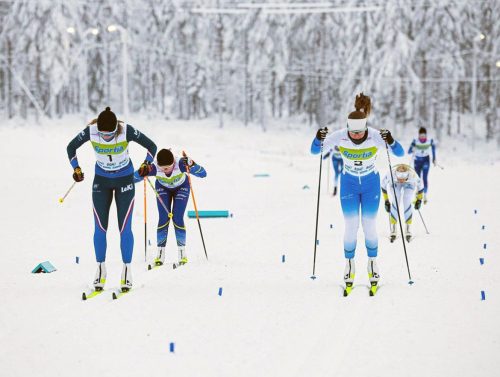 Ryhdin Emmi Henrikssonin (oik.) taistelua 18-vuotiaiden sprinttifinaalissa Härkösten hiihdoissa. Kuva Jussi Pohjanvirta.