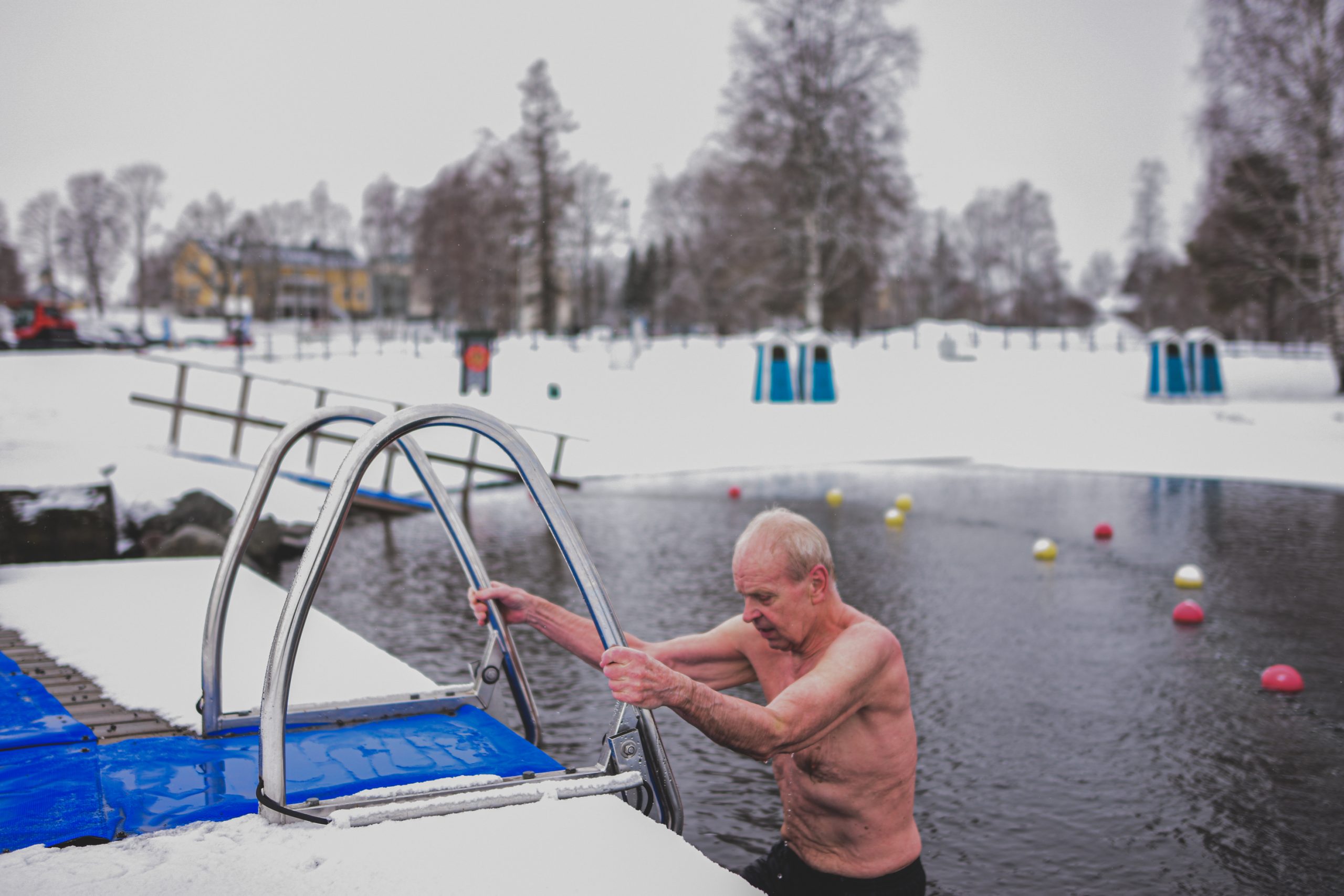 Tiesitkö, että avantouinti nuorentaa sata vuotta ja sopii myös  vilukissoille? Räikällä saunova ja uiva Pertti Peltonen vannoo, että avanto  on hänen terveytensä salaisuus - Ylöjärven Uutiset