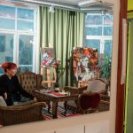 Jenni Mustajärven ensimmäinen taidenäyttely Sauriossa – Värikkäät työt hurmaavat