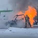 Lukijan video: Koppimönkijä paloi ilmiliekeissä Elon parkkipaikalla keskiviikkona