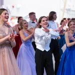 Ylöjärven lukion vanhojen tansseissa vauhtia ja perinteitä – Katso huikea kuvagalleria