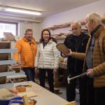 Ylöjärven seurakunnan vapaaehtoiset nikkaroivat lintulautoja – Myyntituotto kokonaisuudessaan Ukrainaan