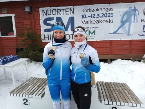 Ylöjärven Ryhdin Elsa Torvinen ja Emmi Henriksson aloittivat SM-viikonlopun ryhdikkäästi. 20-vuotiaiden parisprintin kultaa SM-kisoissa Korkeakankaalla. Kuva Jenni Torvinen