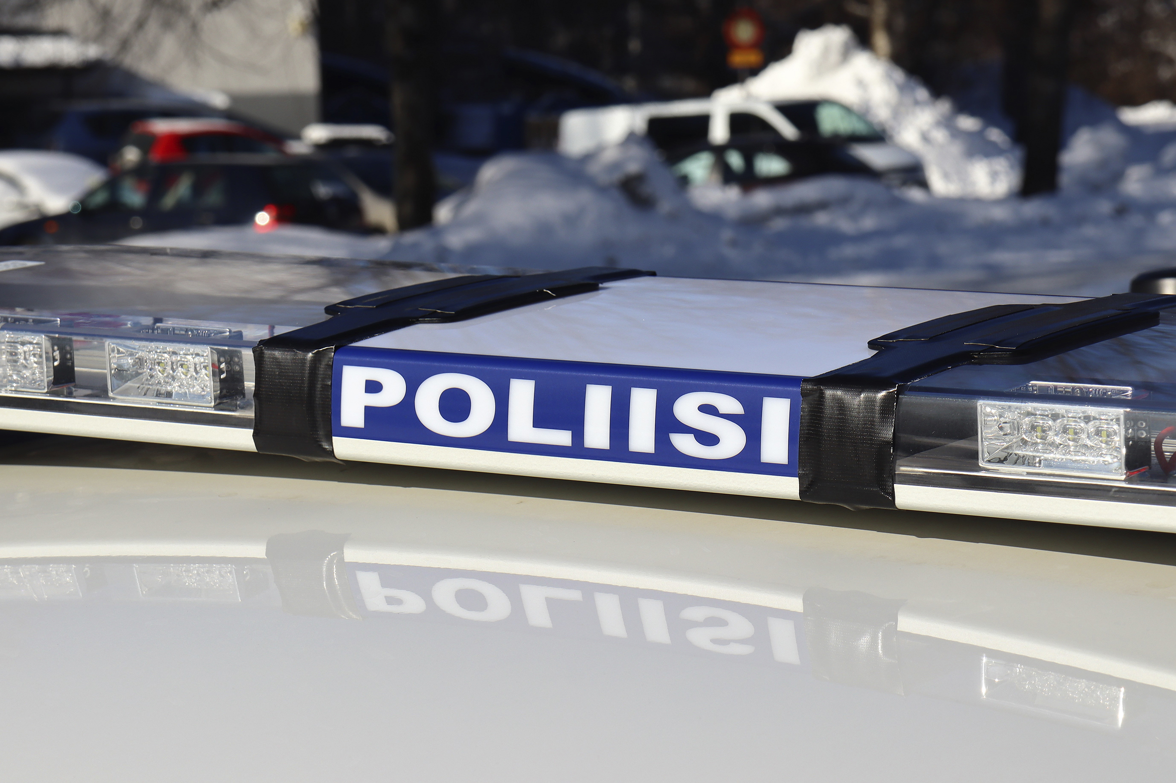 Nykyaikainen poliisiauto on vauhdilla liikkuva konttori