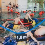Nelosluokkalaiset pääsivät sukeltelemaan, pukemaan pelastusliivejä ja melomaan uintitapahtumassa – katso vauhdikkaat kuvat