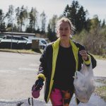 Birgitta Lindfors siivoaa Vuorentaustaa koiralenkeillänsä, mutta silti samat paikat täyttyvät roskista yhä uudelleen: ”Minulla on aina lenkillä mukana pussi ja kumihanska”