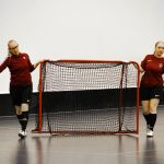 Salibandy sopii äideille ja tyttärille – Ylöjärven Ilveksen naisten joukkueessa pelaajia kuudelta eri vuosikymmeneltä