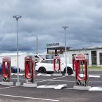 Tesla aukaisi uudet sähköautojen pikalaturit Elovainiolle – Laturit sopivat kaikille sähköautoille