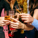 Riistäytyikö alkoholin kohtuukäyttö käsistä jouluna? Mieli ry:n kriisipuhelin auttaa pyhinäkin: ”Puheluita tulee yleensä jonoksi asti”
