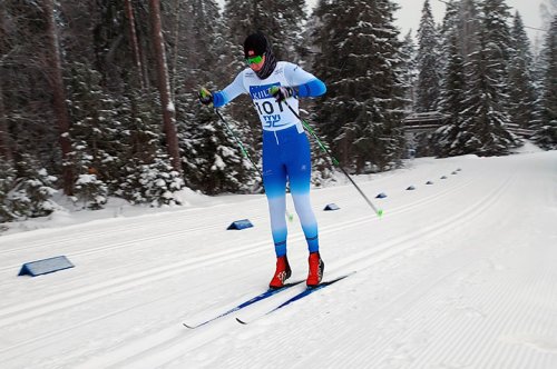 Ryhdin Konsta Karhuniemi vauhdissa 18-vuotiaiden sprintissä Hakkarissa. Kuva Ylöjärven Ryhti