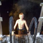 Talviuinnista energiaa: Kurun Samoilijoiden uinti-illat keräävät niin konkareita kuin aloittelijoitakin