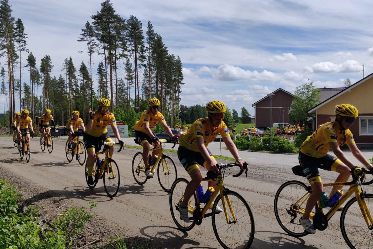 Iso joukko pyöräilijöitä näkyy Ylöjärven raitilla sunnuntaina – Pirkan Pyöräily poljetaan viimeistä kertaa nykyisellä reitillään