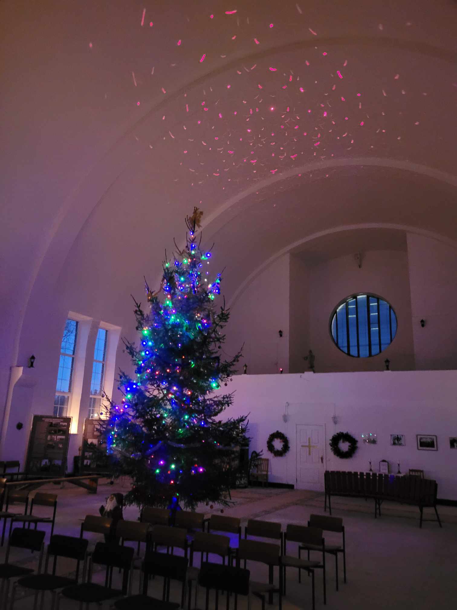 Kauniista ikkunoista vyöryy ulkoa valo sisälle. Niistä näkyy kirkkosalin lämmin henki ulos. Adventin ajan kunniaksi kirkkosaliin on koristeltu joulukuusi. 