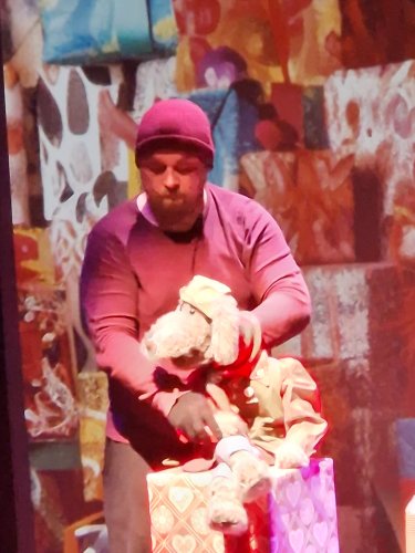 Harri Helin nukettaa Ransua uutuusnäytelmässä. Ransun äänenä on jo edesmennyt Pertti Nättilä. (Kuva: Matti Pulkkinen)