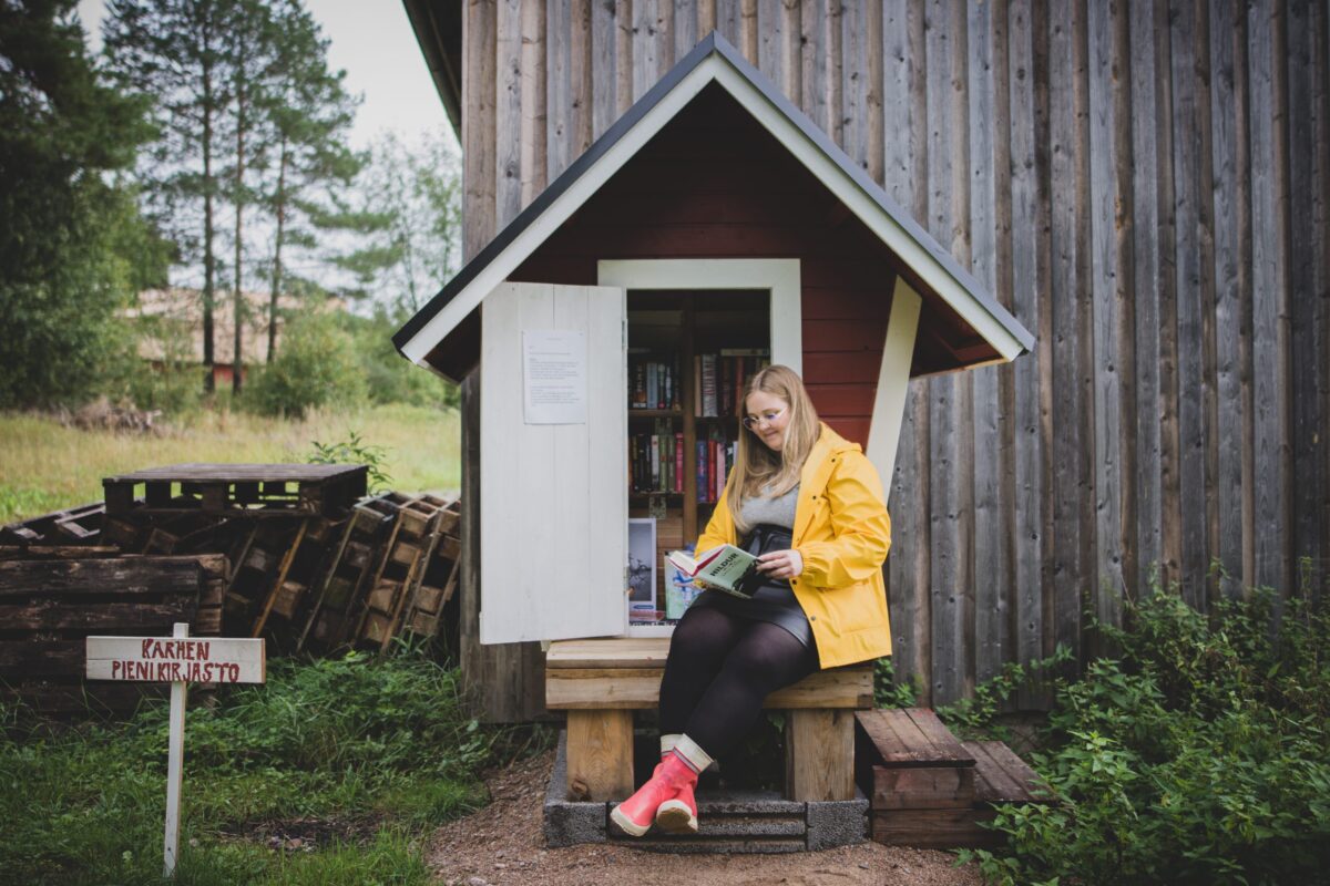 Karhelaissiskosten Kirsin ja Terhin innovaatio lisää lukuintoa kylällä – Maitolaiturilla toimiva kirjasto palkittiin vuoden kylätekona