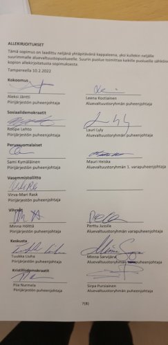 Aluevaltuustopuolueiden edustajat allekirjoittivat torstai-iltana Pirkanmaan hyvinvointialueen valtuustosopimuksen.