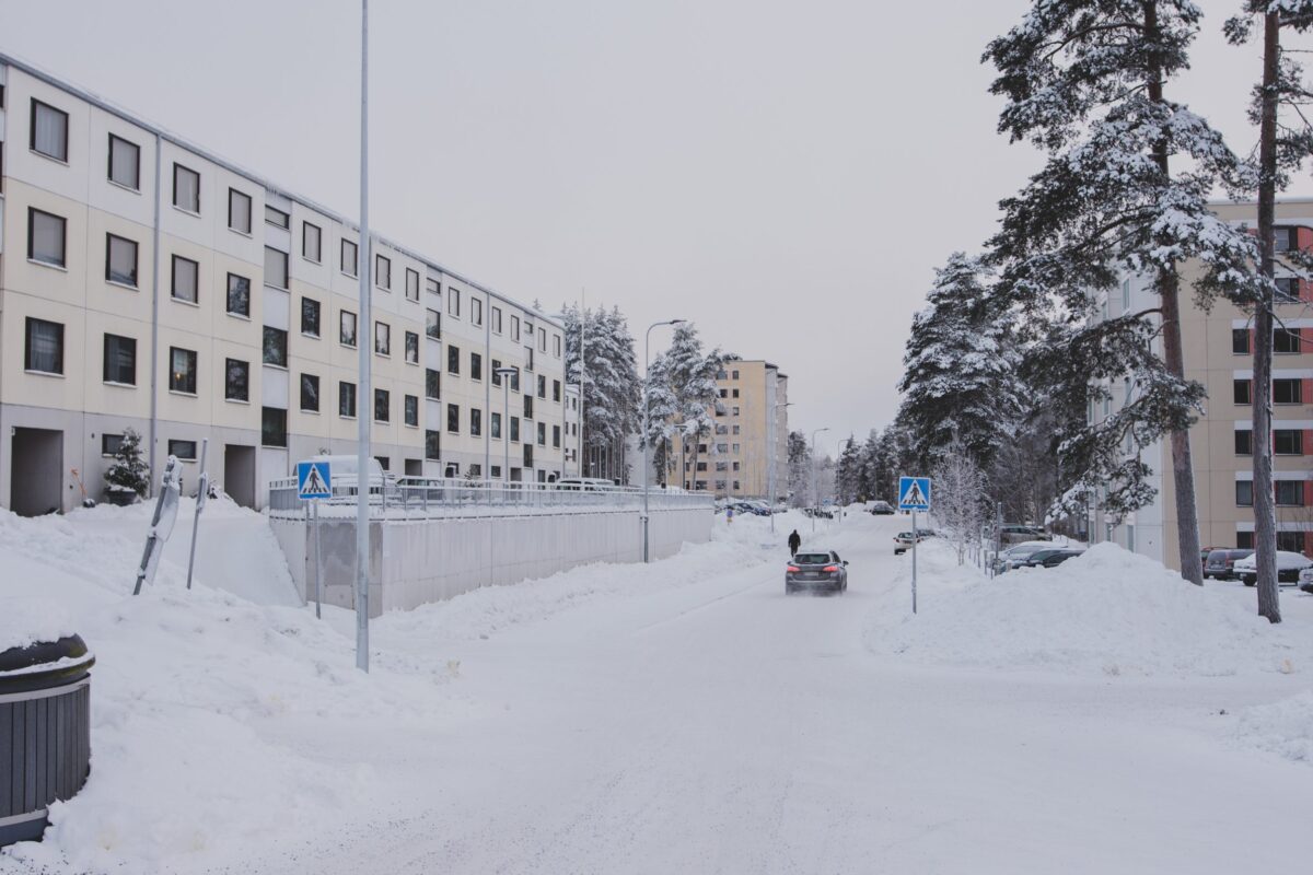 Mieskolmikko pahoinpiteli koiranulkoiluttajan henkihieveriin joulupäivänä Soppeenmäessä – Silmitön väkivalta tallentui videolle