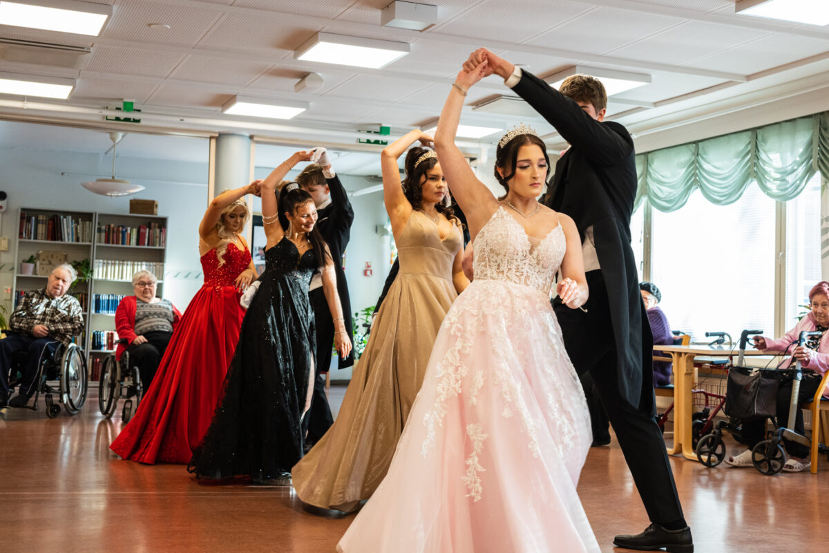 Ylöjärven lukion vanhat juhlivat tänään koko päivän – Katso laaja kuvagalleria tansseista