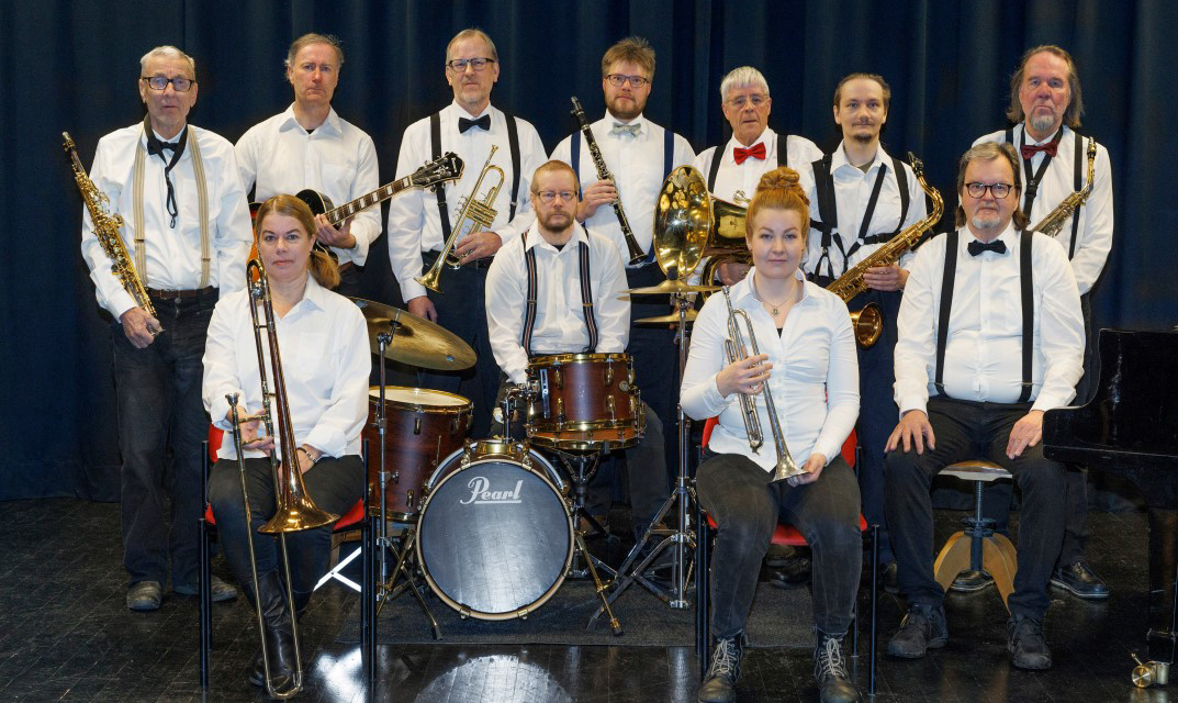 Yksitoistajäseninen Dixie Bear Band laittaa Ylöjärven kirkon svengaamaan