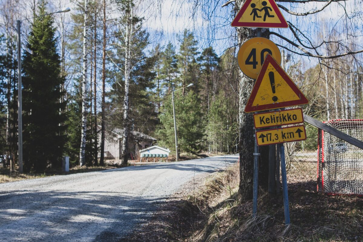 Nopanperäntielle tuotu murskeläjä sekoitti Carita Reimerin Audin järjestelmän niin, että auto ajautui tielle poikittain – ”Taksikuskikin sanoi, että tämä on ajokelvoton tie”