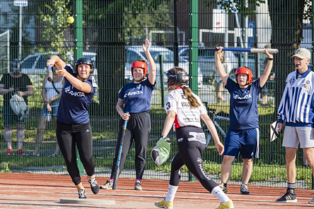 Ylöjärven Yhtenäiskoulun kenttä kuhisee kesällä kaikenikäisiä pesäpalloilijoita – YPA:n kausi käyntiin lyöntitapahtumalla
