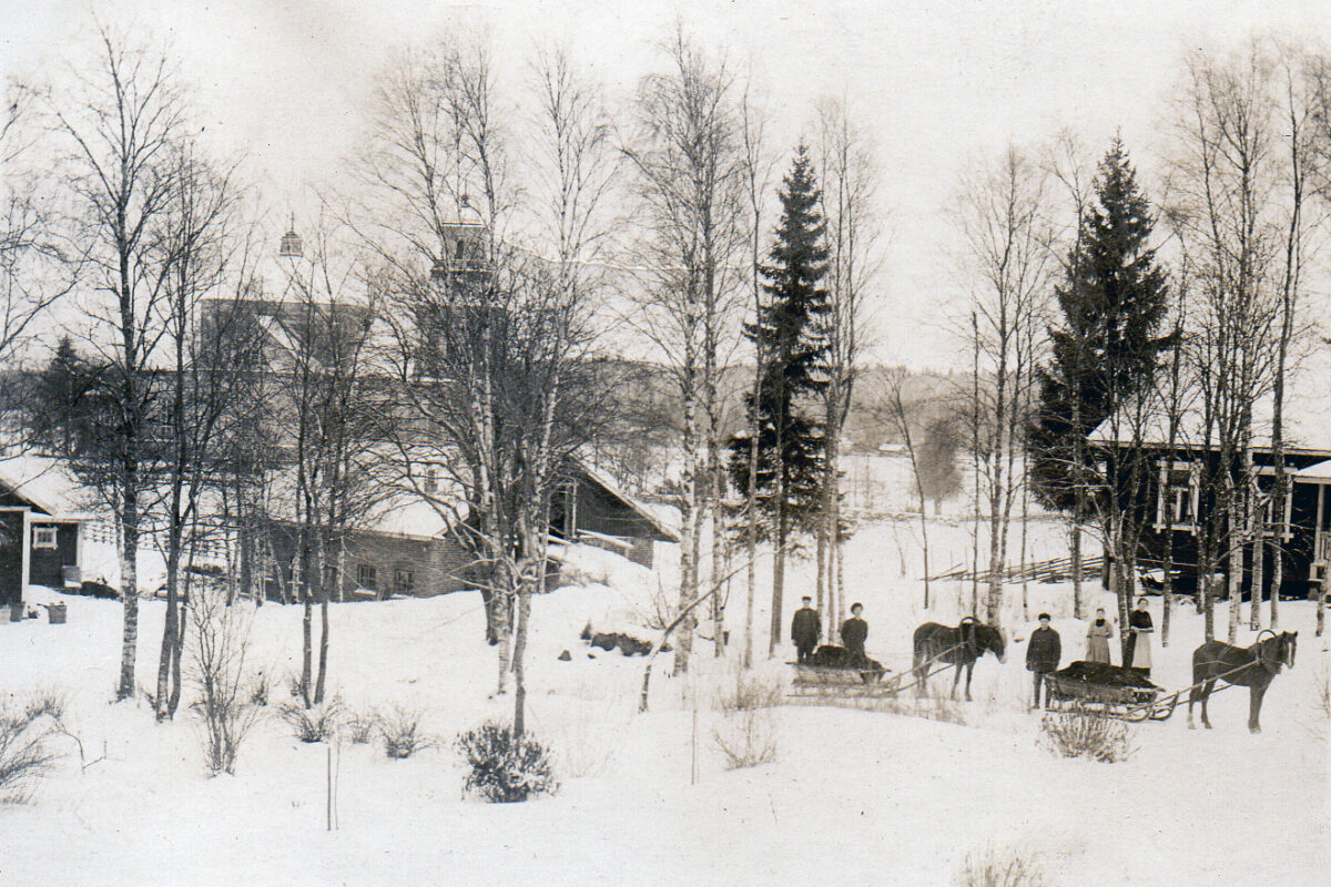 Maamiehen kalenterimerkinnät kertovat tarkasti vuoden kierrosta Urkonmäen talossa 1900-luvun alussa