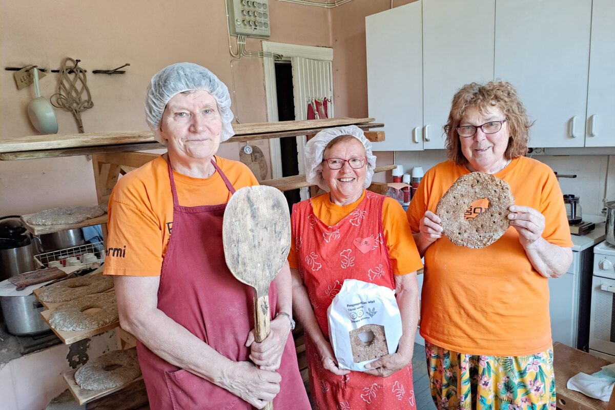 Kylän naiset leipovat Pengonpohjassa ruisleipää vanhan ajan tyyliin ikivanhalla juurella sata vuotta vanhassa uunissa –Mistä katoavalle perinteelle jatkajat?