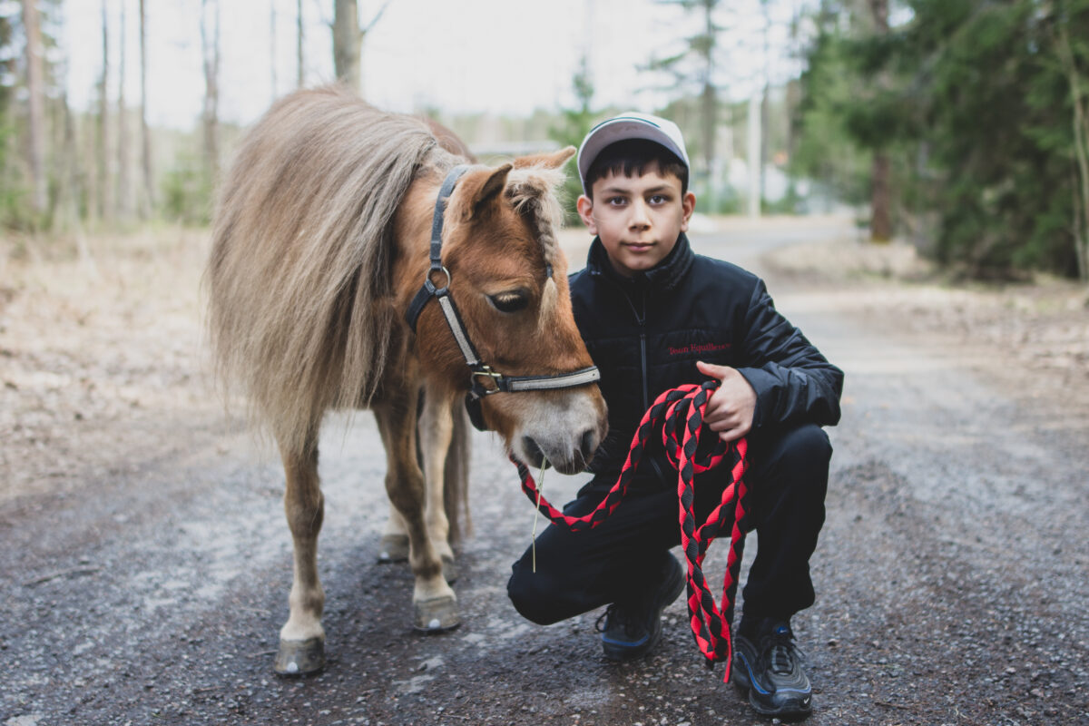 Onko tässä Suomen nuorin ravivalmentaja? Hemmi Salojensaari on hevosmies ja kauppamies vertaansa vailla: ”Kyllähän sen sukunimikin jo kertoo”