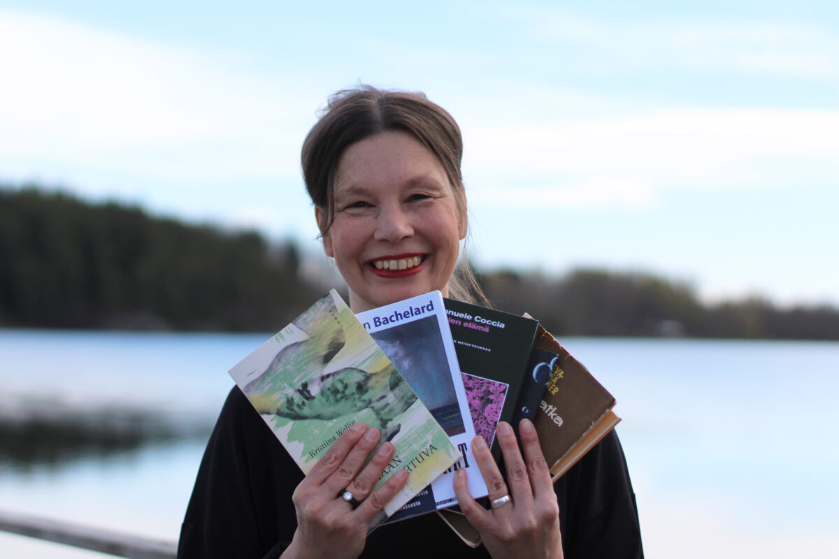 Ylöjärveläisrunoilija Kristiina Wallin ammentaa inspiraatiota jopa puutarhatöistä