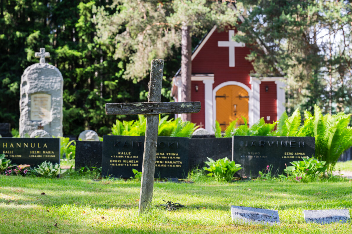 Länsi-Teiskossa juhlitaan 100-vuotiasta hautausmaata
