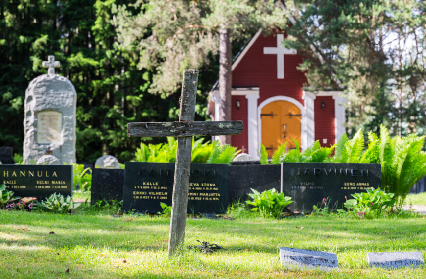 Länsi-Teiskossa juhlitaan 100-vuotiasta hautausmaata