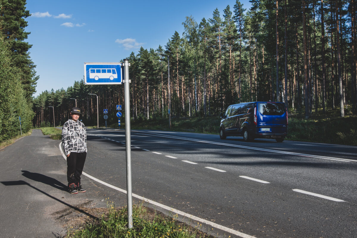 Koulukuljetusten kohonneet hinnat närkästyttävät Mannin lapsiperheitä